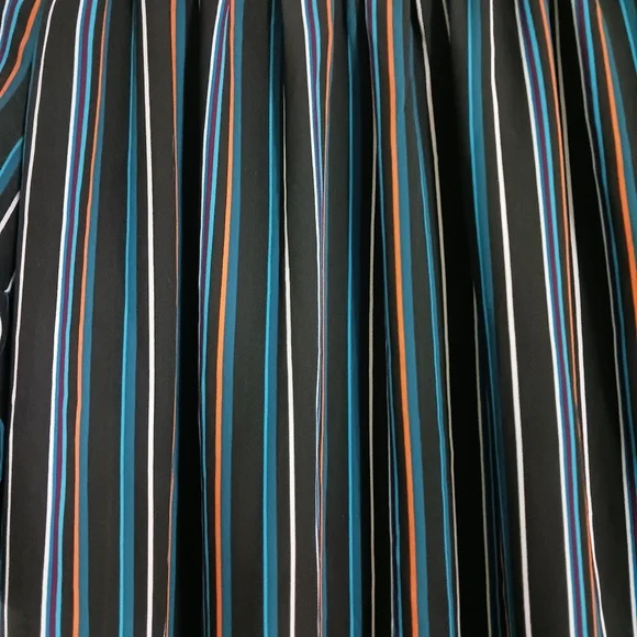 Slight off-shoulder shift blouse - Picture 2 of 10